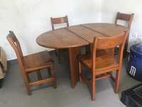 Conjunto mesa e cadeiras