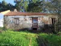 Moradia para recuperar, localizada junto a margem do Rio Zêzere