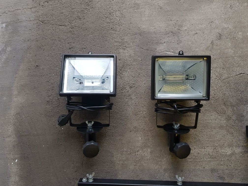 Rampy oświetleniowe z czterema lampami.