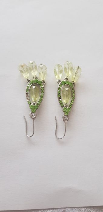 Piękne kolczyki w kolorze srebrnym ozdobione zielonymi kamieniami