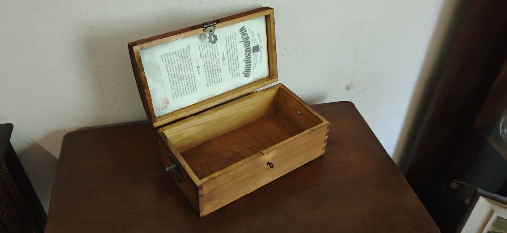 Stara drewniana szkatułka retro z zamkiem i ręcznym malunkiem