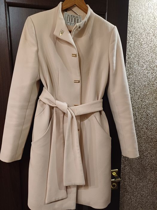 Пальто женское пудровое демисезоное