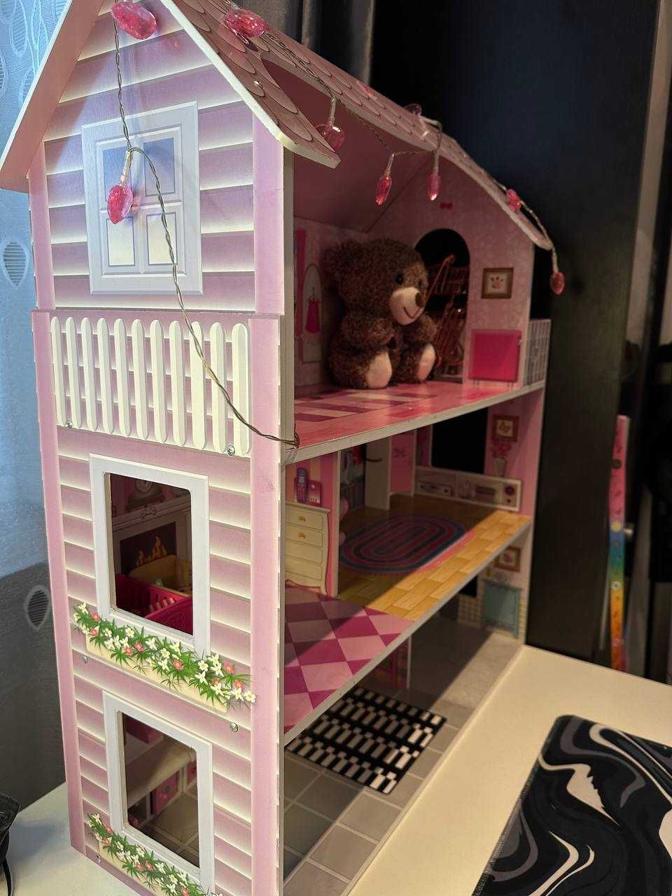 Domek z zabawkami dla dziecka