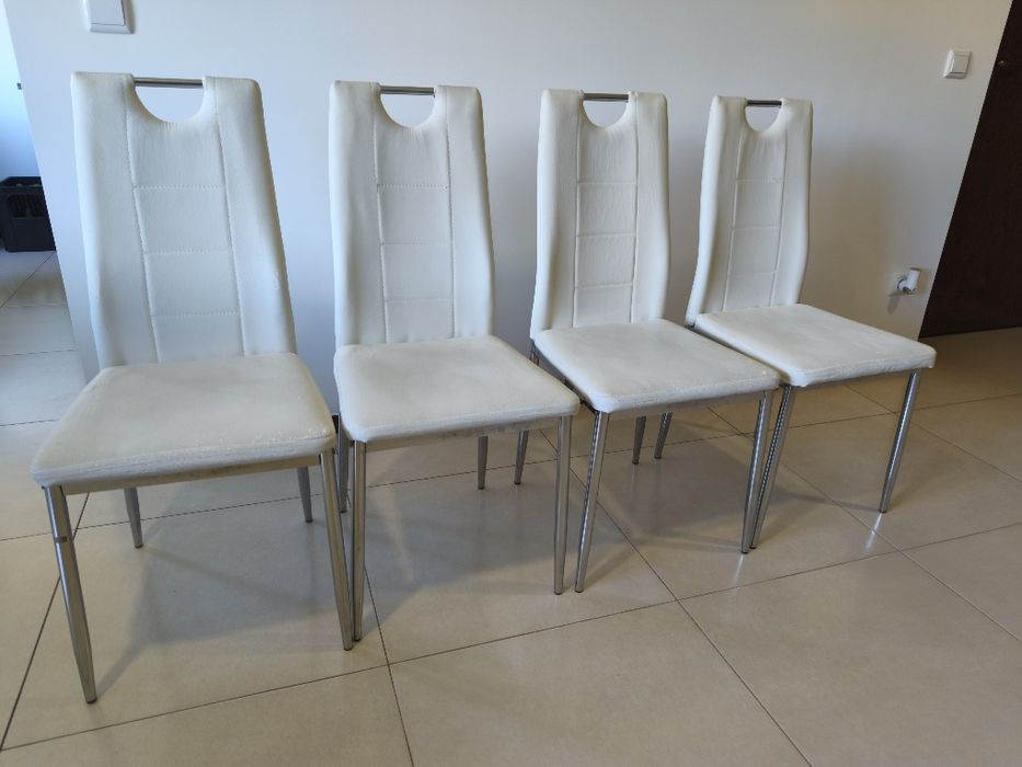 Conjunto de mesa de jantar + 4 cadeiras. 

Tanto a mesa como