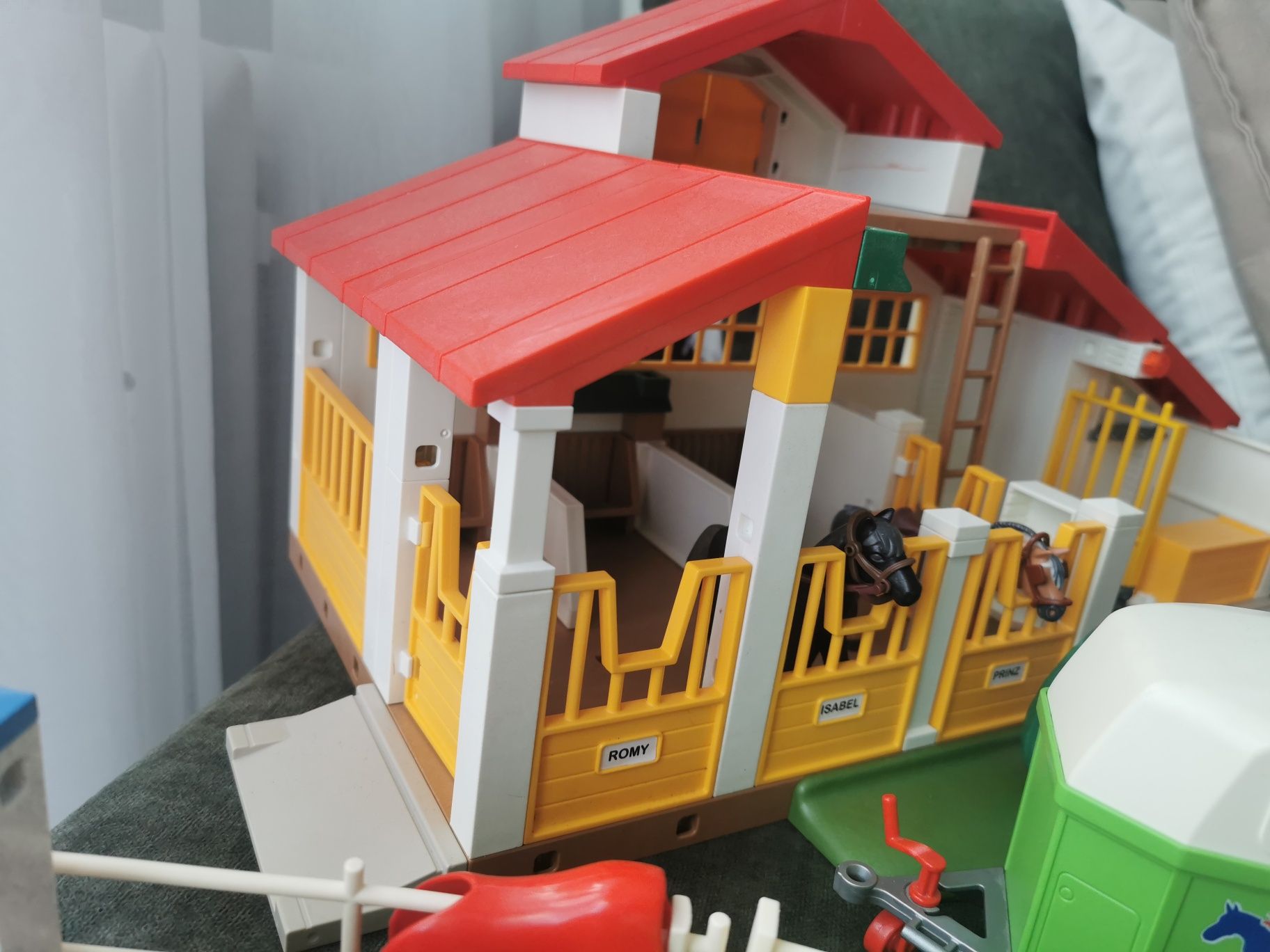 Klocki Playmobil stadnina koni, szkółka dla koni, auto, boxy.