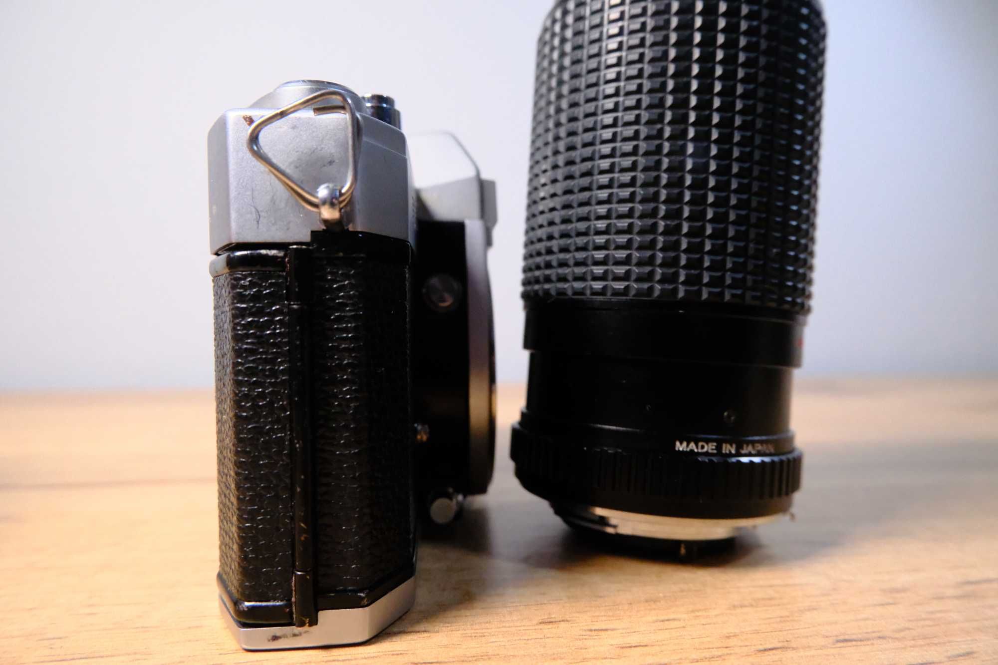 Aparat Yashica FX-2 z obiektywem Super Paragon PMC II Auto Tele Zoom