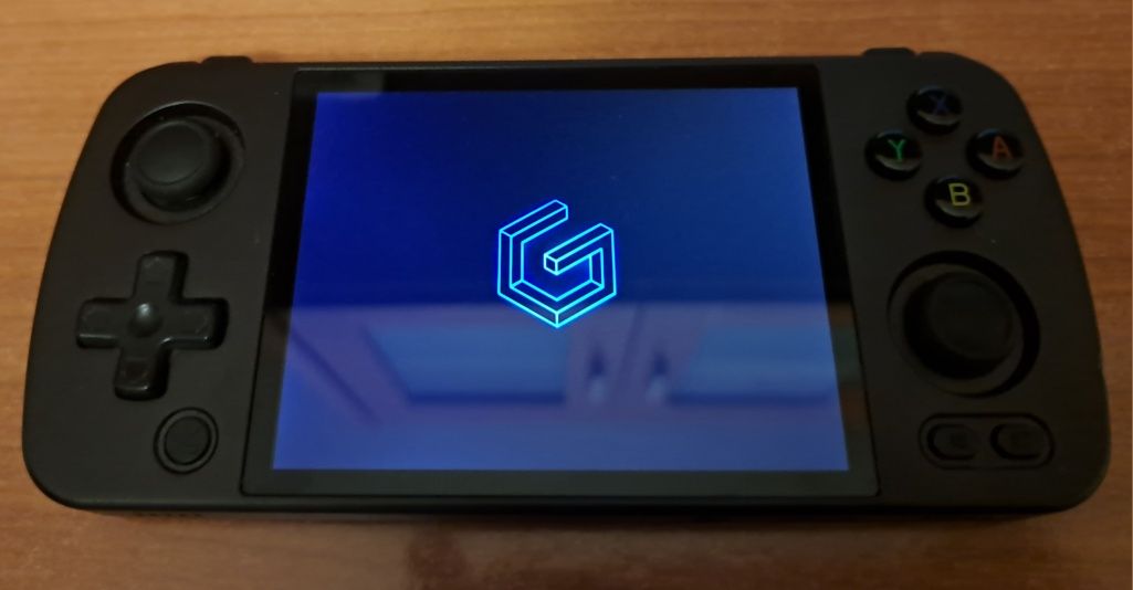 Anbernic RG405M com GammaOS instalado

128GB interno

Sem c