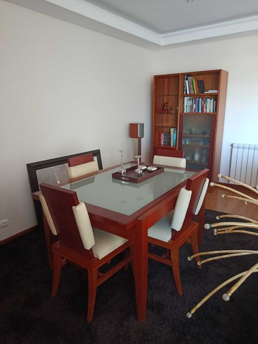 Mesa de Sala Extensivel em Madeira e Vidro Fosco + 4 Cadeiras com pele