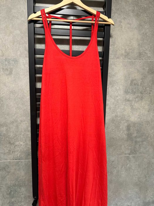 Czerwona długa letnia sukienka z ozdobnymi plecami Reserved S