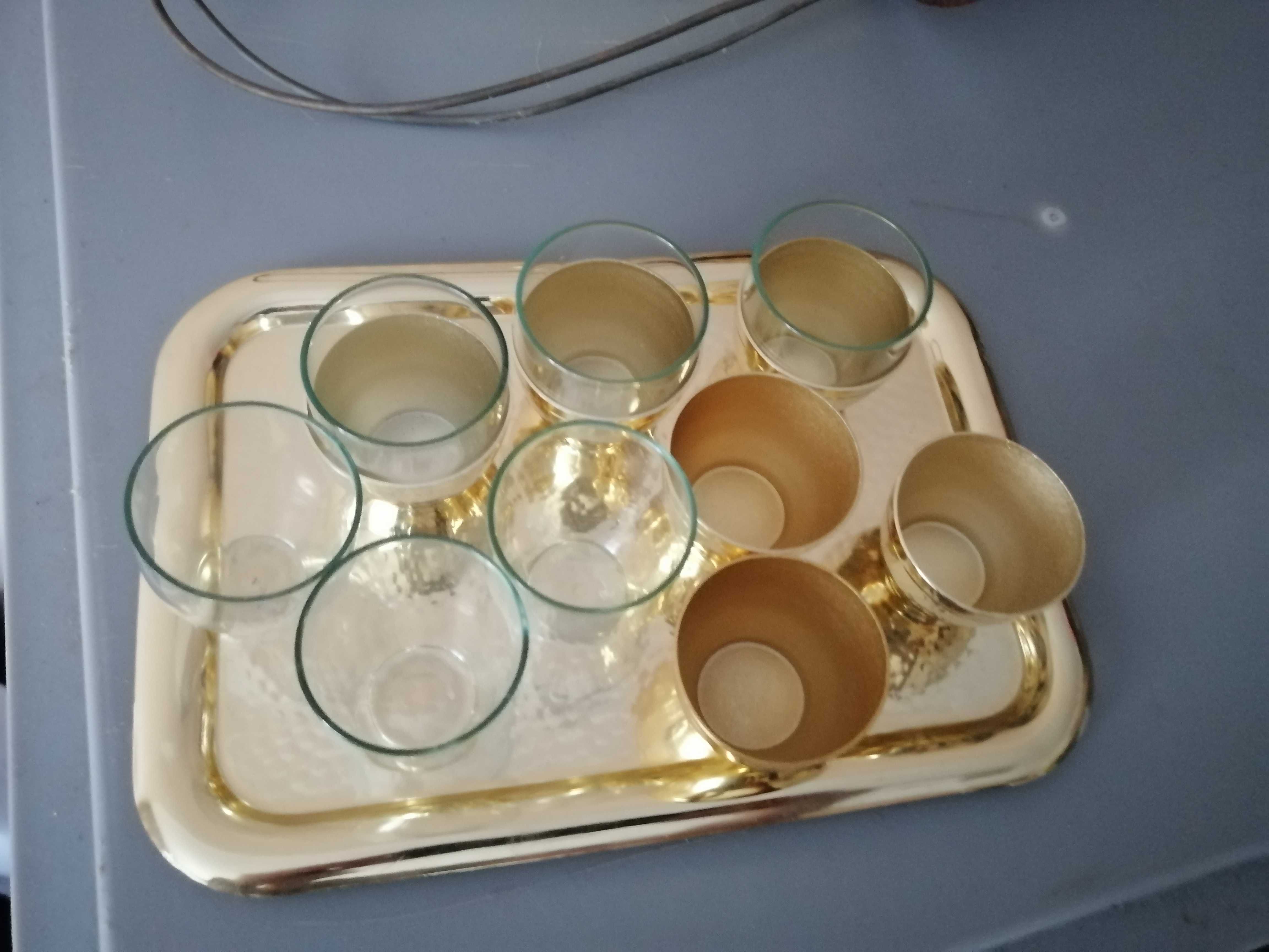 male kieliszki z taca aluminiowa