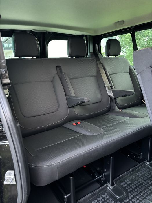 Wynajem busa 8-osobowego Renault Trafic wersja Long 2024r automat