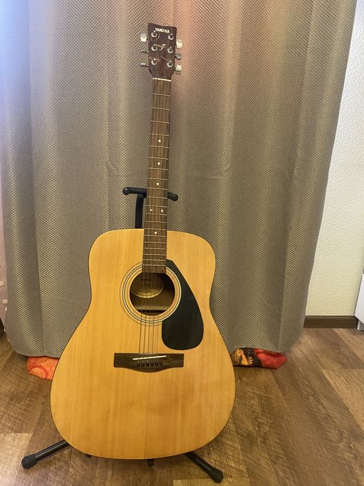 Гітара «Yamaha” з підставкою у гарному стані