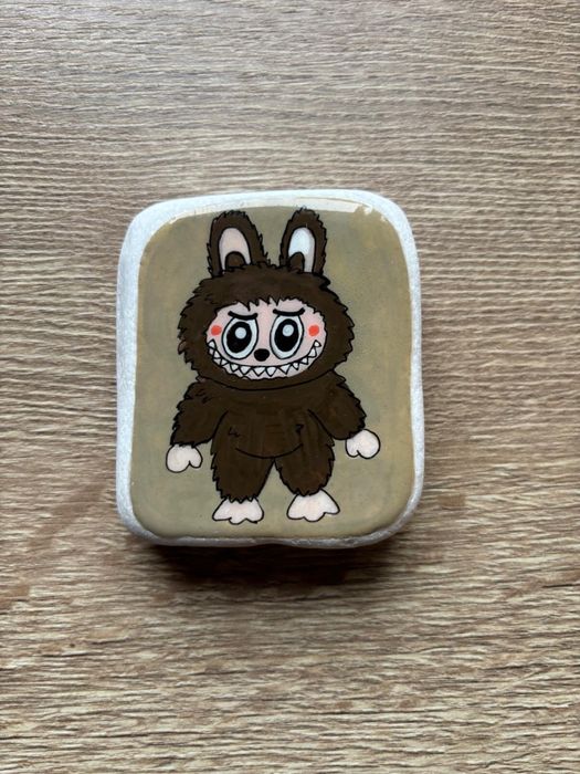 Labubu, magnes na lodówkę, malowany kamień