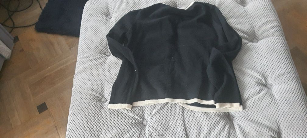 Bardzo kobiecy sweter firmy BIALCON