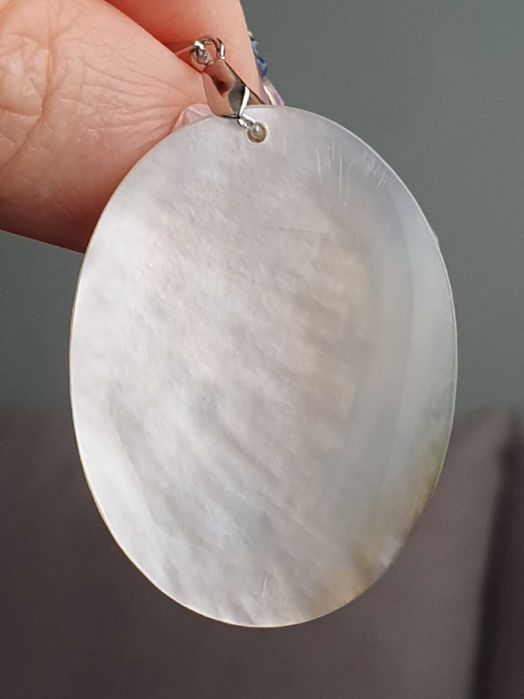 Pendente camafeu em concha com jovem / mulher / sereia em 3D