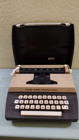 Maquina de escrever antiga da marca PETIT
