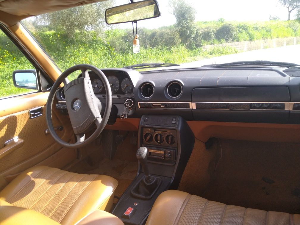 Mercedes-Benz 220D 1978 – Clássico em bom estado