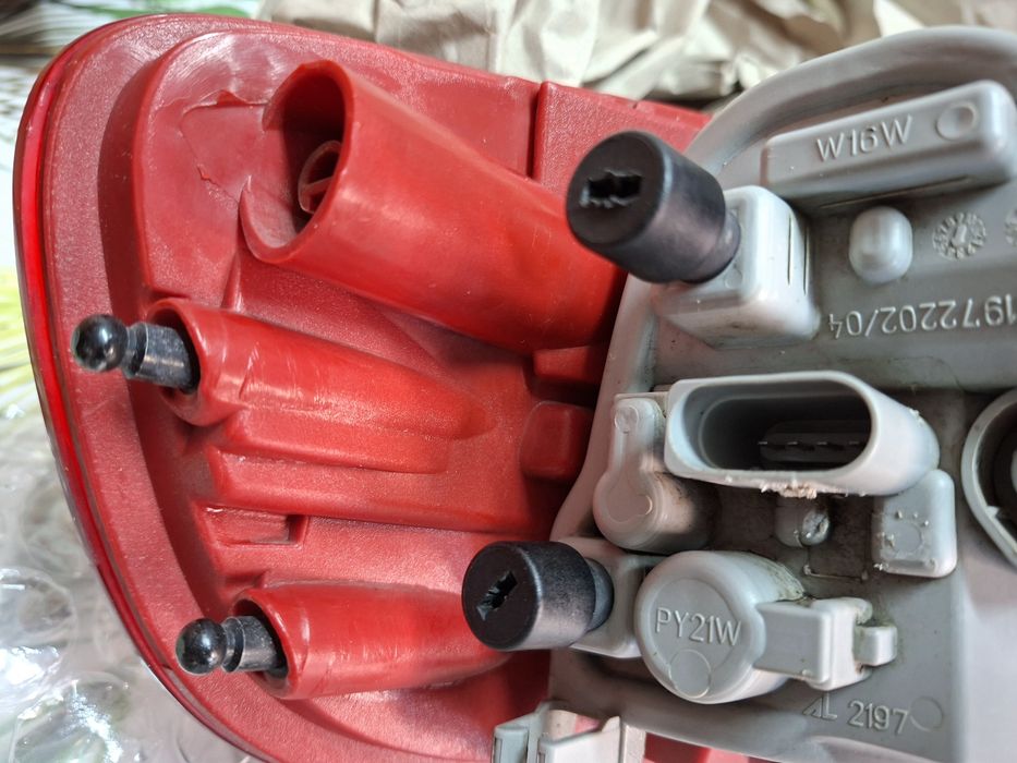 Farolim traseiro direirto e porta lampadas esquerdo Audi A4 B8