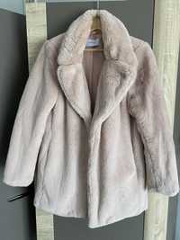 pudrowo różowy płaszcz futrzany