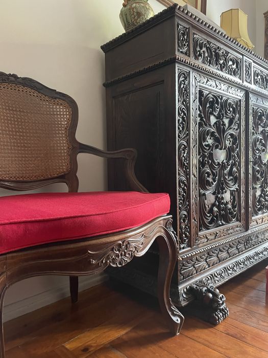 Aparador em madeira com talha