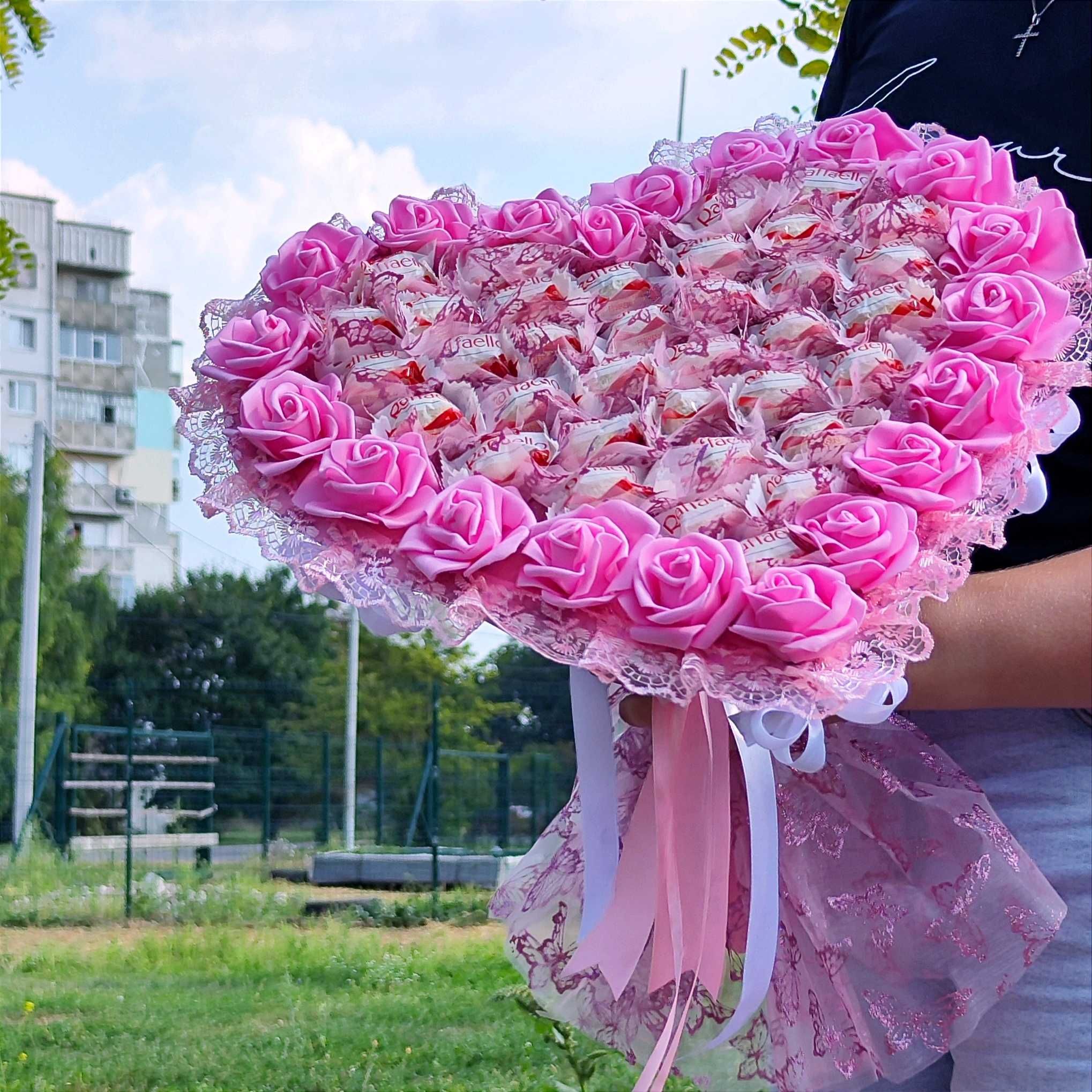 Великий рожевий букет із цукерками Rafaello из конфет