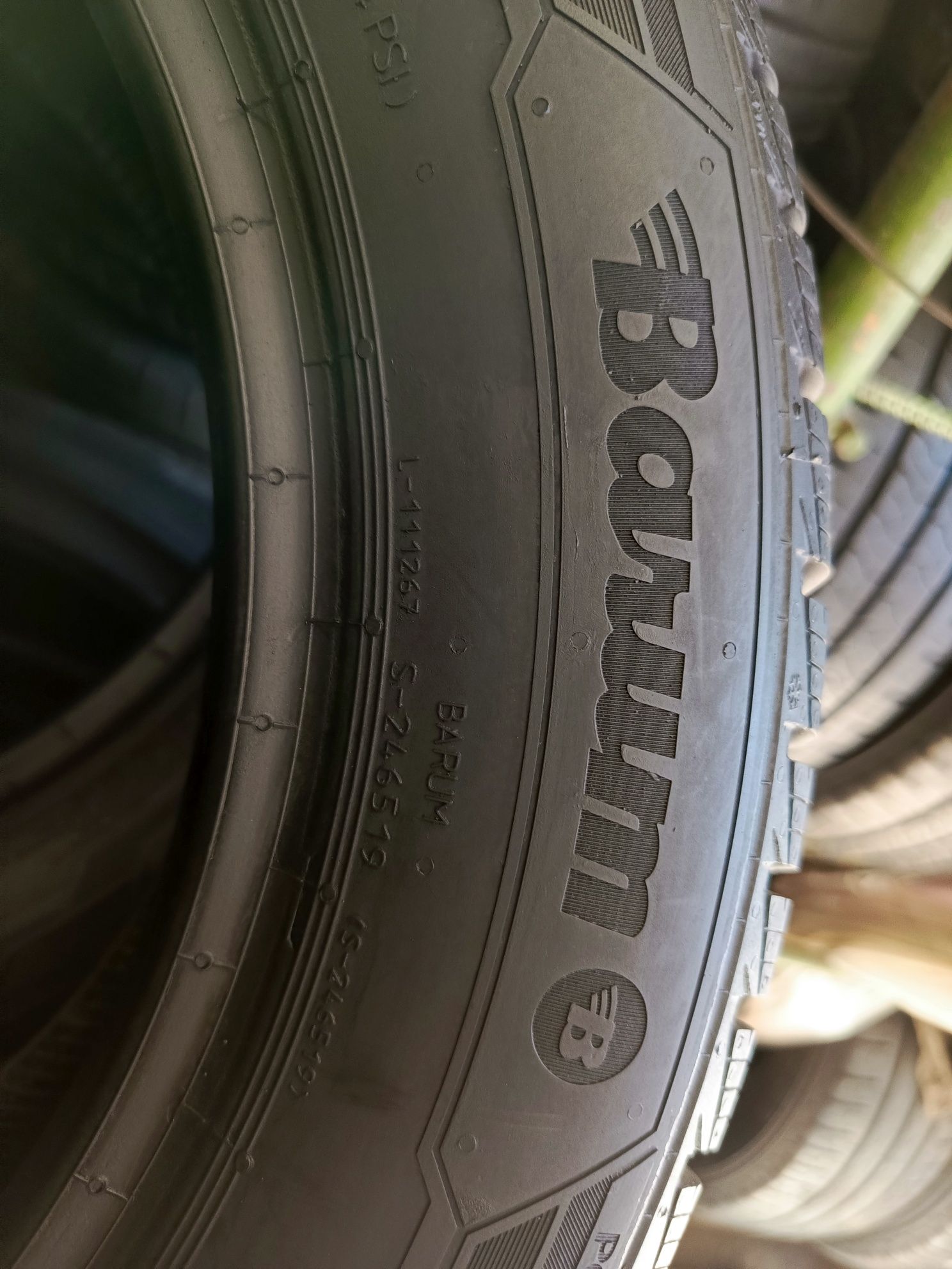 Sprzedam prawie nowe opony 185/60 r15 Barum