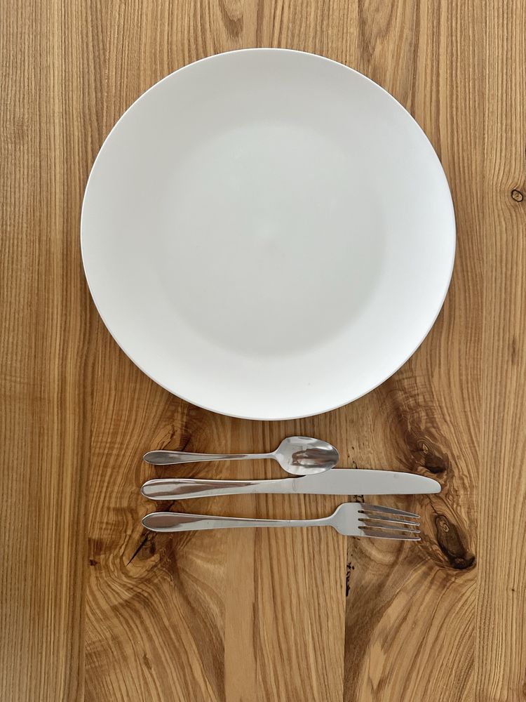 Talerze biala porcelana plus sztucce na 12 osob.