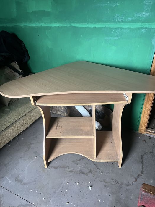 Стіл компʼютерний