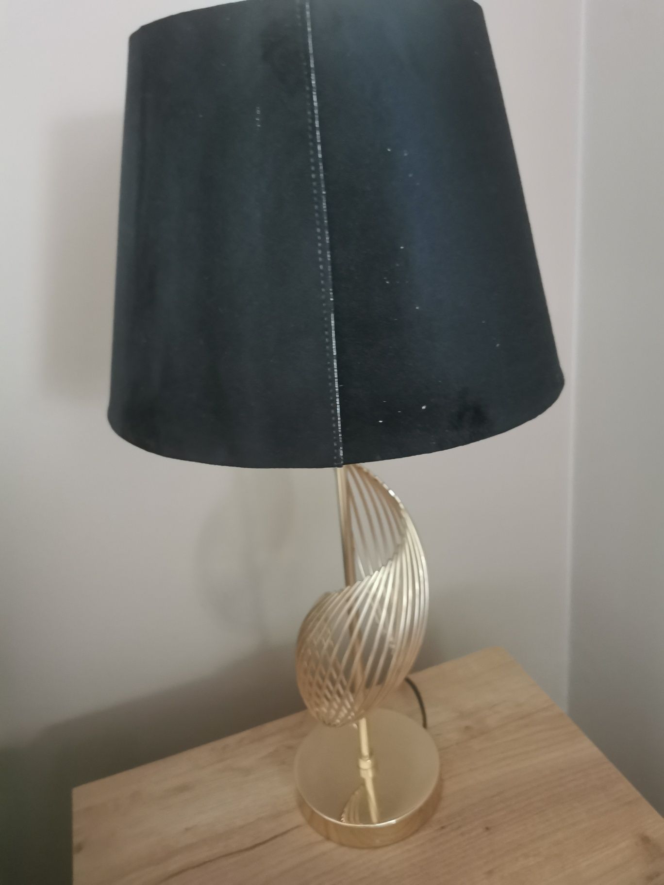 Lampka nocna z kloszem