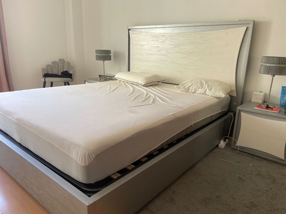 Cama e mesinhas de cabeceiras + Estrado