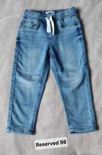Miękkie jeansy jasne dla chłopca firmy Reserved rozmiar 98