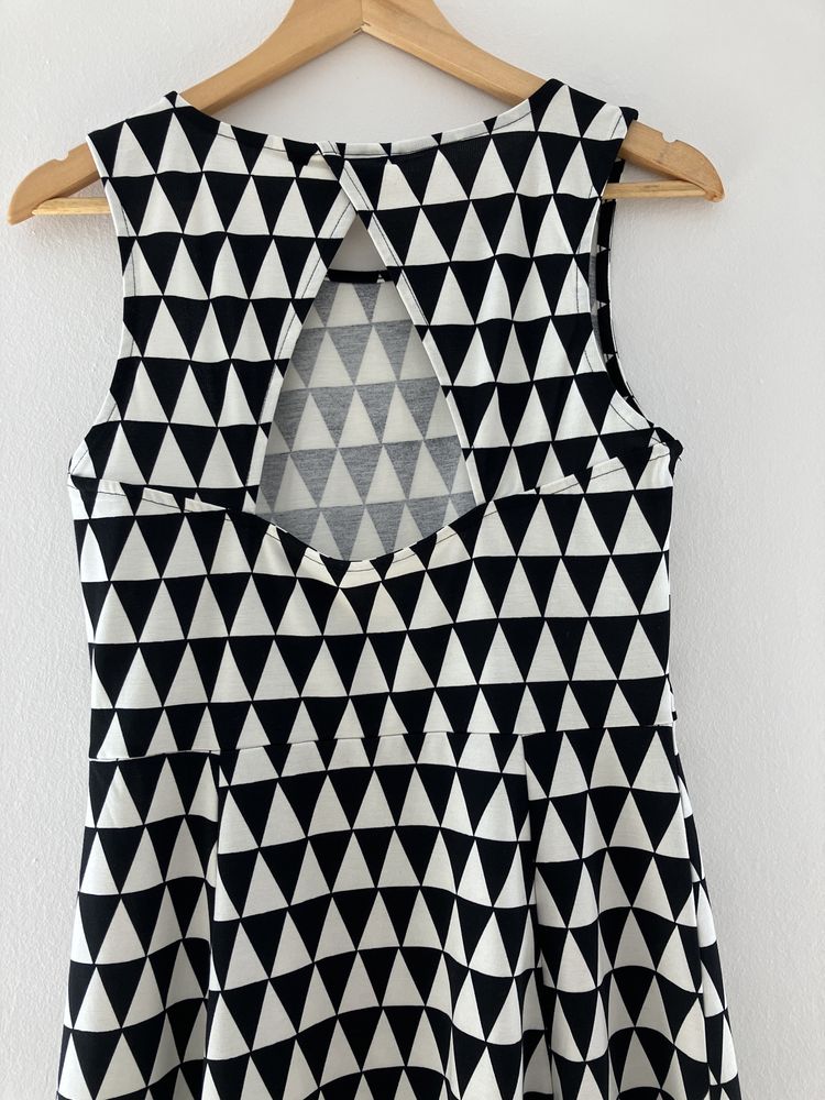 czarno-biała sukienka we wzory z wycięciem na plecach H&M M