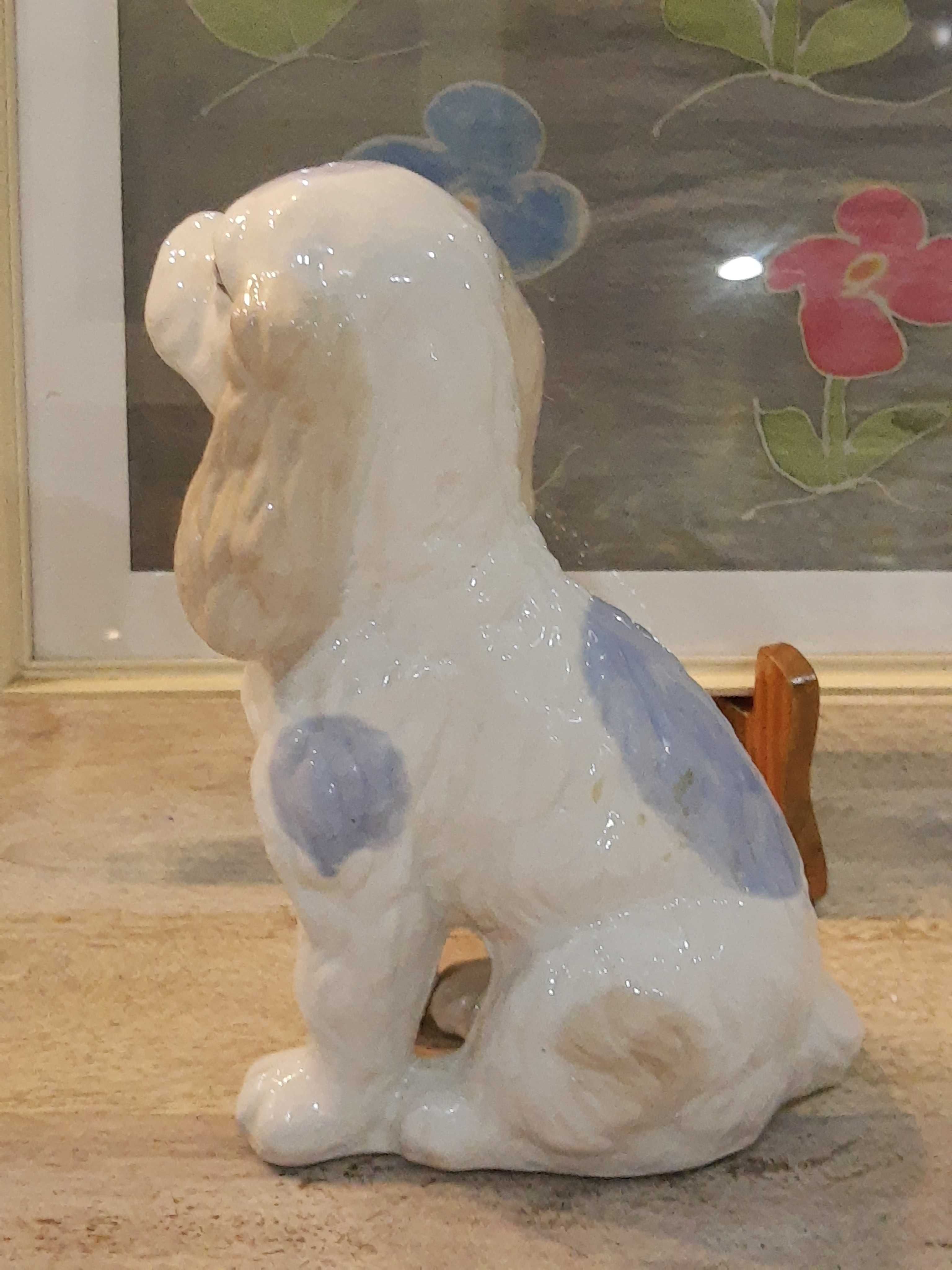 Figurka psa porcelana wys.21cm. (P.2710)