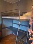 Łóżko na antresoli z blatem IKEA SVÄRTA