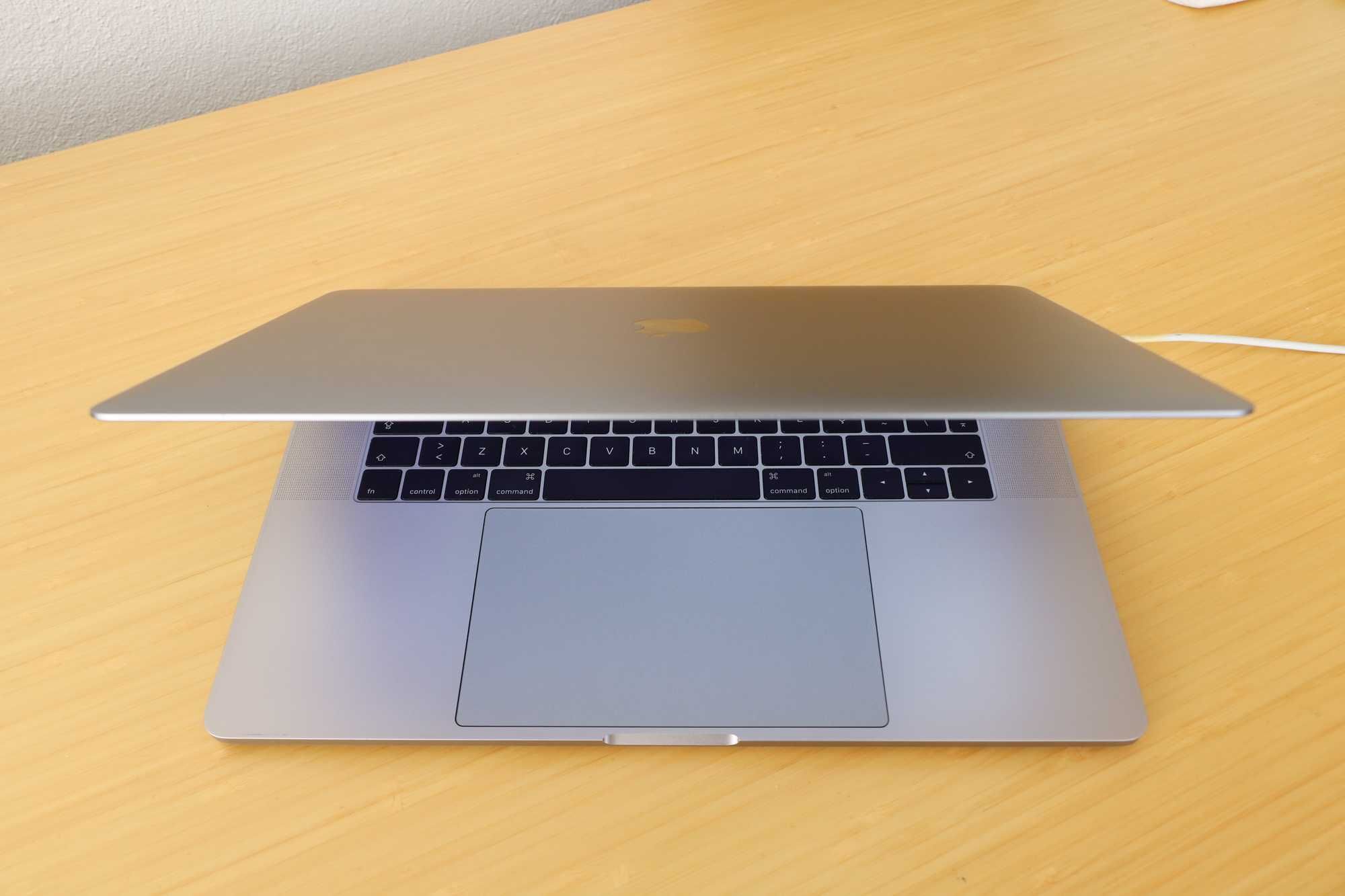 MacbookPro 15 Touchbar (i7 2.9GHz - 16GB - 512GB SSD - Gráfica 4GB)