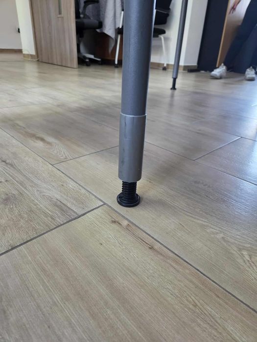 Biurko biurowe 140x80 z regulowaną wysokością – używane