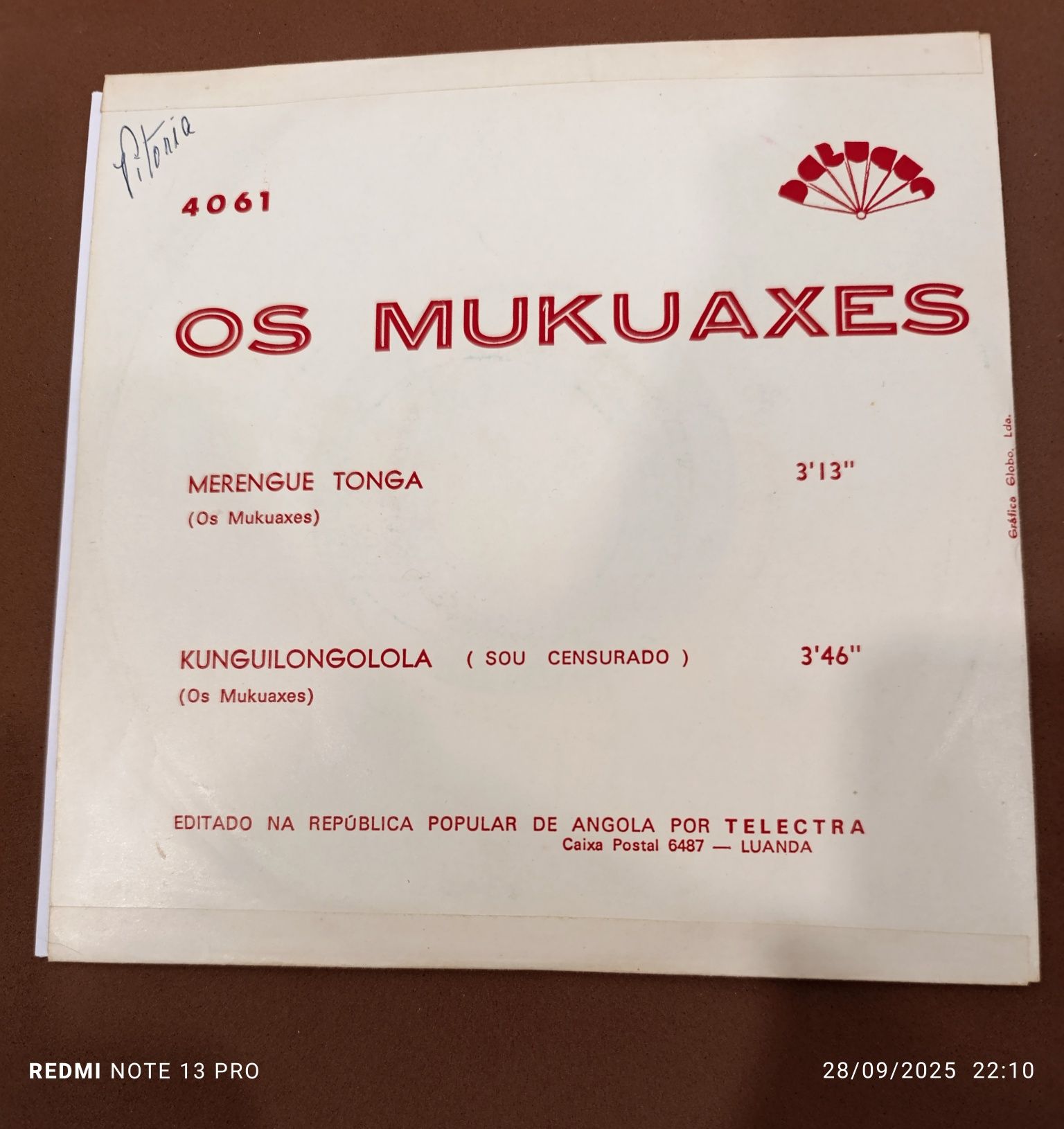 Os Mukuaxes Single África