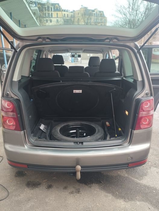 Volkswagen Touran,1.4 бенз автомат