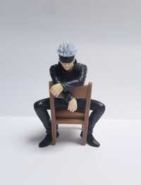 Satoru Gojo siedzący na krześle (Jujutsu Kaisen) - figurka