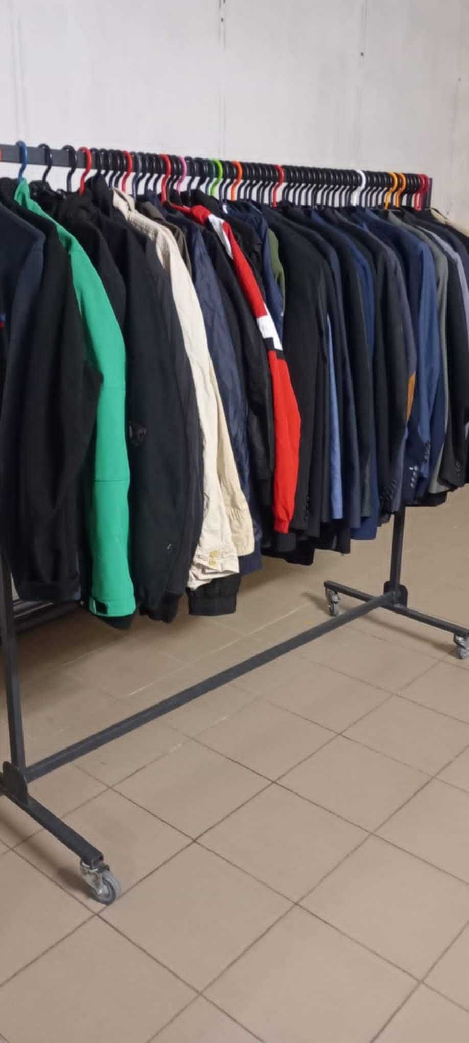 Stojak na kółkach, wieszak mobilny