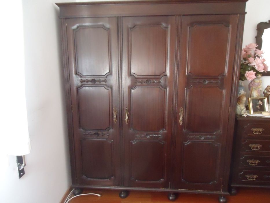 Quarto de Casal Clássico em Mogno – Estado Impecável
