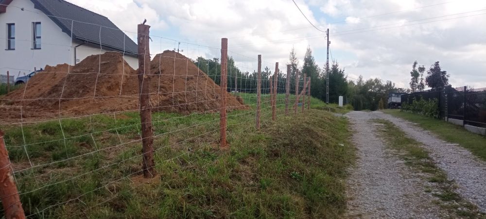 Ogrodzenia tymczasowe , budowlane z siatki leśnej lub  mat maskujących