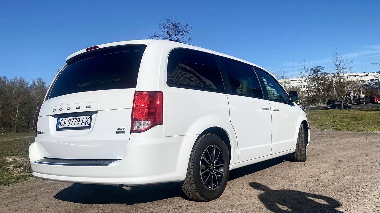 Продам сімейний автомобіль Dodge grand caravan GT 2018 року