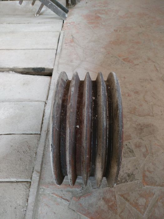 Koło pasowe  4 rowkowe śred.zewn 300mm na wał 75mm