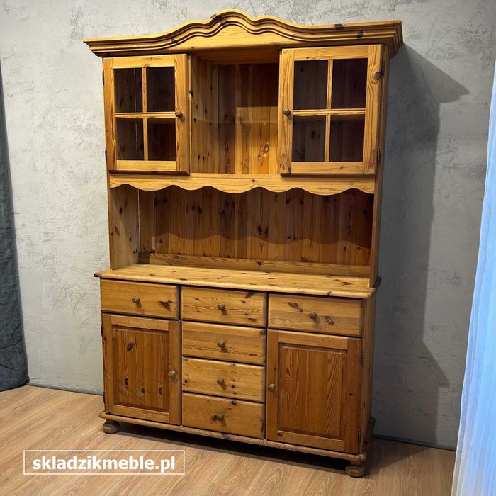 110925 Klasyczny skandynawski kredens sosnowy o szerokości 140 cm