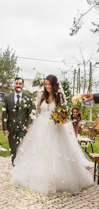 Vestido de noiva AriaBride com véu pronovias