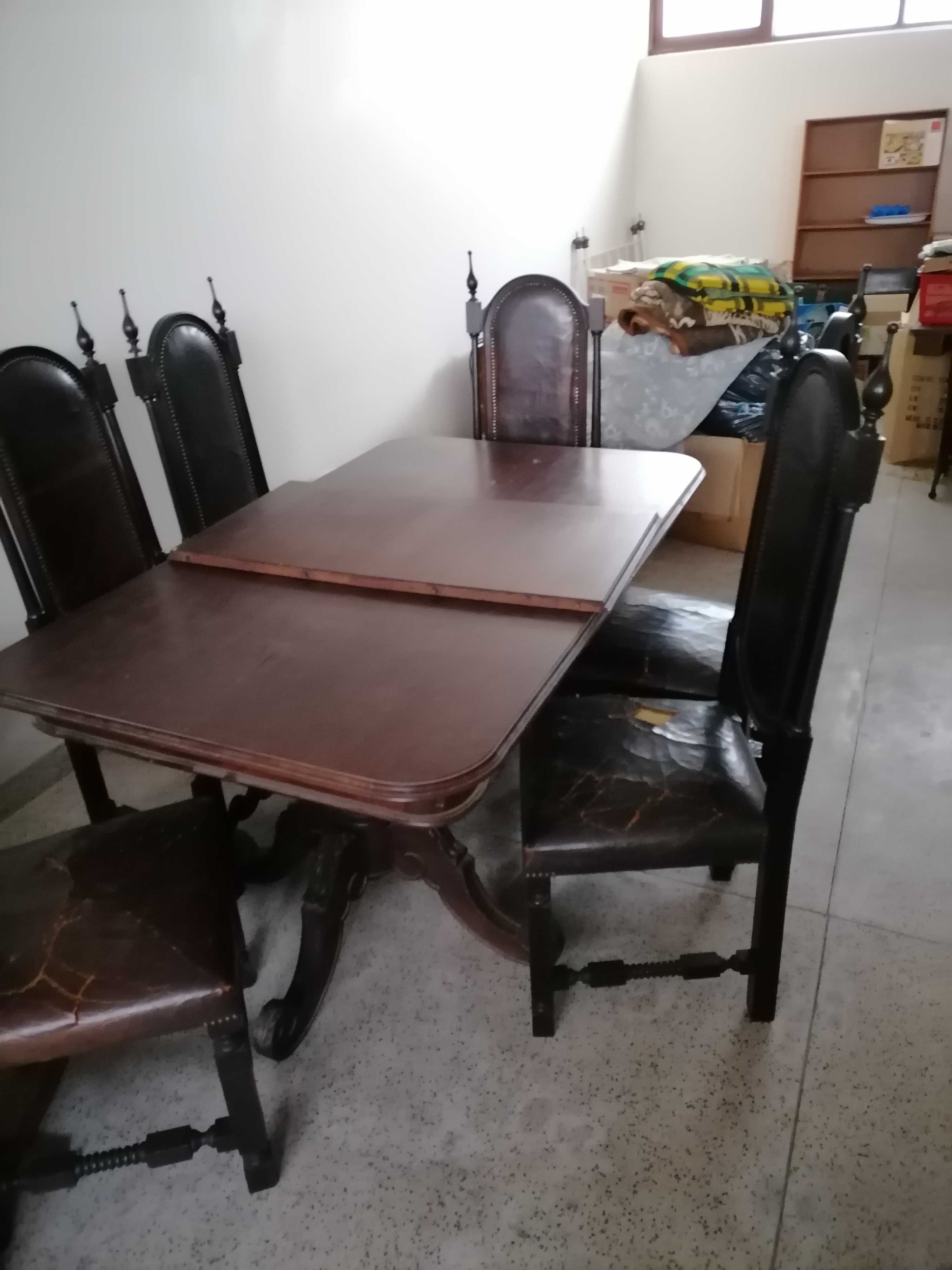 Mesa extensiva de sala de jantar em bom estado e mais seis cadeiras.