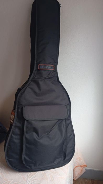 Guitarra e capa em estado excelente