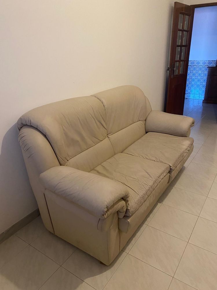 Sofá de dois lugares, espacoso e confortavel