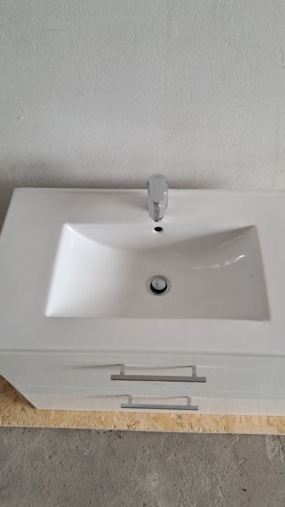 Szafka wisząca łazienkowa  z umywalką i baterią Grohe. Stan bdb.